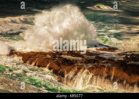 Vagues se brisant sur les rochers à Cape Perpetua sur la côte de l'Oregon Banque D'Images