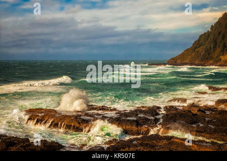 Vagues se brisant sur la côte de l'Oregon à Cape Perpetua Banque D'Images