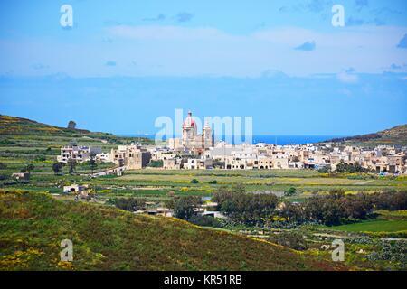 Portrait de Ghasri avec l'église du Corpus Christi au centre et entouré par la campagne vu de la citadelle, Victoria (Rabat), Gozo, Malt Banque D'Images