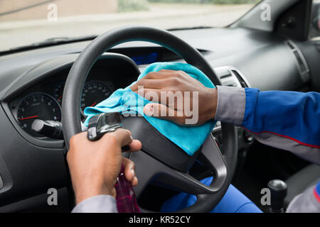 Essuyage travailleur volant dans la voiture Banque D'Images