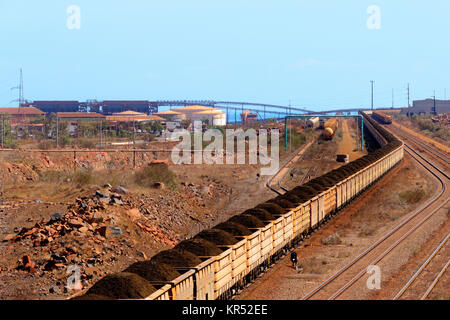 Train de minerai de fer dans une usine de traitement, Dampier, Pilbara, Australie occidentale Banque D'Images