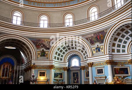 Vue sur la chapelle et les niches à l'intérieur de la Rotonde de Mosta, Mosta, de Malte, de l'Europe. Banque D'Images