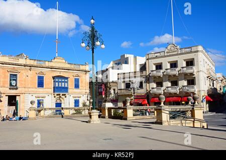 Bâtiments maltais traditionnel autour de la place de la rotonde par le dôme de Mosta dans le centre-ville, Mosta, de Malte, de l'Europe. Banque D'Images