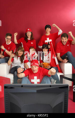 Photo de Swiss les fans de sport à regarder la télévision et encourageons dans leur équipe. Beaucoup de copyspace. Banque D'Images