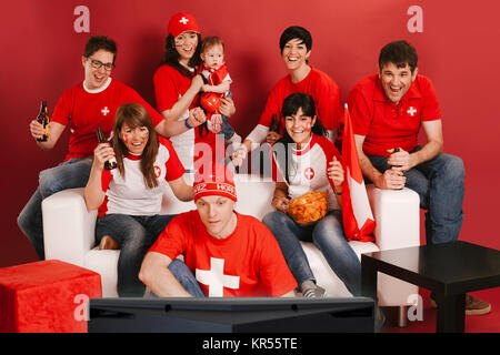 Photo de Swiss les fans de sport à regarder la télévision et encourageons dans leur équipe. Banque D'Images