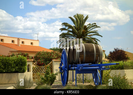 vieux baril de vin sur chariot à cheval en france Banque D'Images