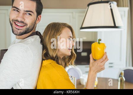 Couple en train de préparer les légumes Banque D'Images