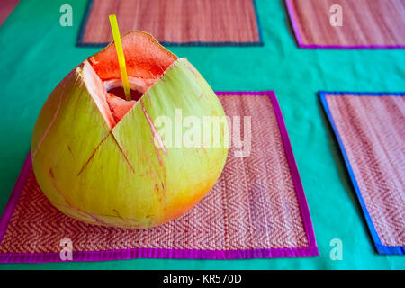 Noix de coco verte avec paille Banque D'Images