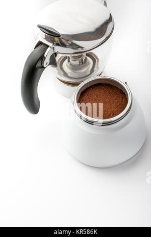 Ouvrir une cafetière avec café sur le fond blanc à la verticale Banque D'Images