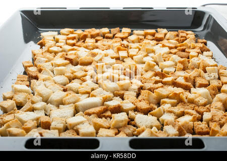 Petits croûtons horizontale sur une plaque à pâtisserie Banque D'Images