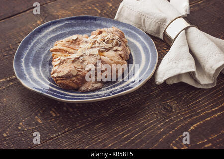 Croissant d'amandiers sur la plaque en céramique avec serviette Banque D'Images