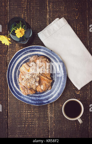 Tasse de café avec des croissants et des fleurs Vue de dessus Banque D'Images