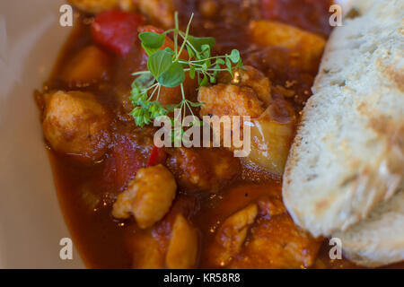 Goulash de Close Up. Ragoût avec des croûtons de pain. Goulash hongrois traditionnel repas. Banque D'Images