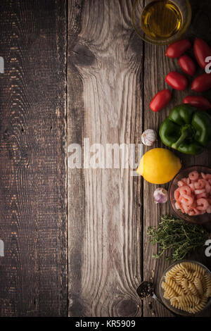 Assaisonnement de légumes avec pâtes et crevettes , sur la table en bois à la verticale Banque D'Images