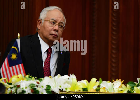 Colombo, Sri Lanka. Dec 18, 2017. Le Premier Ministre de Malaisie Najib Razak gestes lors d'une rencontre au Secrétariat présidentiel à Colombo le 18 décembre 2017. Najib Razak est en visite au Sri Lanka pour pour marquer 60 ans de relations diplomatiques entre les deux pays : Musthaq Thasleem Crédit/Pacific Press/Alamy Live News Banque D'Images