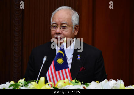 Colombo, Sri Lanka. Dec 18, 2017. Le Premier Ministre de Malaisie Najib Razak gestes lors d'une rencontre au Secrétariat présidentiel à Colombo le 18 décembre 2017. Najib Razak est en visite au Sri Lanka pour pour marquer 60 ans de relations diplomatiques entre les deux pays : Musthaq Thasleem Crédit/Pacific Press/Alamy Live News Banque D'Images