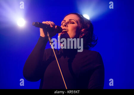 Milano, Italie. 25Th Dec 2017. La chanteuse anglaise Alison Moyet effectue vivent à la Fabrique à Milan, Italie, le 17 décembre 2017. Credit : Mairo Cinquetti/Pacific Press/Alamy Live News Banque D'Images