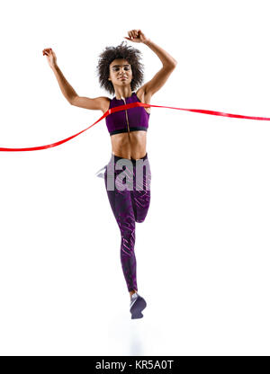 Femme en marche, traversant la ligne d'arrivée. Photo de jeune femme africaine isolé sur fond blanc. Sport et mode de vie sain. Le mouvement dynamique. Compétition Banque D'Images