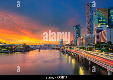 Brisbane. Cityscape image de Brisbane, Australie au cours de l'horizon le coucher du soleil spectaculaire. Banque D'Images