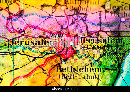 Jérusalem sur une carte avec des fissures, Jérusalem, Jérusalem conflits auf einer mit Landkarte, Jerusalem-Konflikt Bruchstellen Banque D'Images