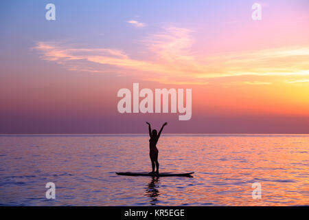 Faire des asanas de yoga sur la plage Banque D'Images