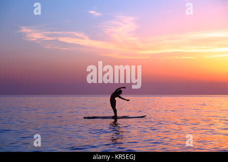 Faire des asanas de yoga sur la plage Banque D'Images