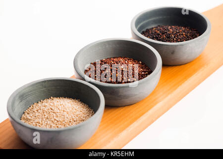 Le grain de quinoa sur fond blanc Banque D'Images