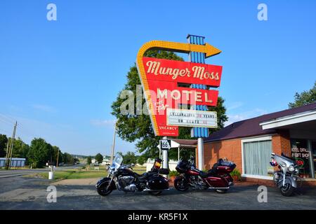 Liban, Missouri, USA - 18 juillet 2017 : Munger Moss Motel et vintage en néon sur l'historique Route 66 au Missouri. Banque D'Images