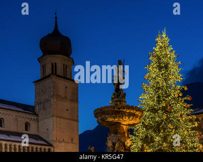 Noël dans trente, une charmante vieille ville avec les lumières de Noël. Scène de nuit en milieu urbain. Banque D'Images