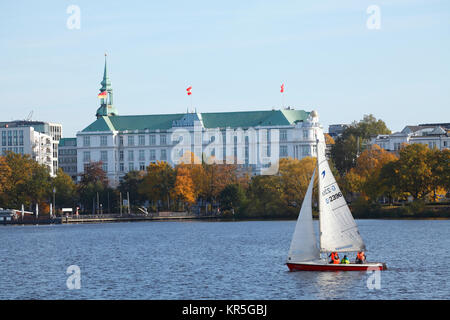 Hôtel Atlantic à l'Außenalster avec voile en automne, Hambourg, Allemagne, Europe I Hotel Atlantic an der lac Außenalster mit Segelboot im Herbst, H Banque D'Images