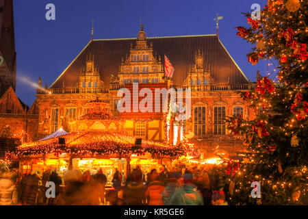 L'ancien hôtel de ville avec Marché de Noël sur la place du marché, à la brunante, Brême, Allemagne, Europe, j'Altes Rathaus und Weihnachtsmarkt Am Marktplatz bei Abend Banque D'Images