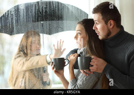Stalker ex petite amie troublant d'un couple qui est à la détente à travers une fenêtre dans un coffee shop Banque D'Images