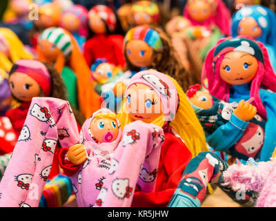 Une exposition de poupées de chiffon en bois et en tissu coloré brillant. poupées de chiffon, poupées rembourrées, Banque D'Images