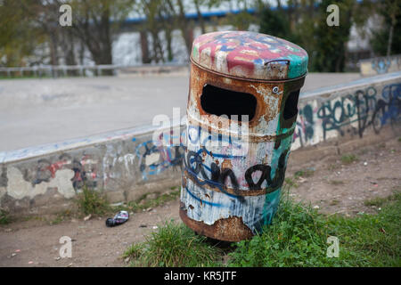 Rusty et graffitied bin à Chesterfield Banque D'Images