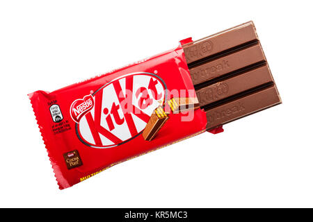 Un doigt Nestle 4 barre de chocolat KitKat sur fond blanc Banque D'Images