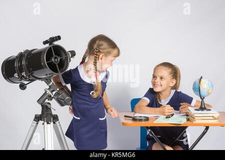 Les deux filles se regardèrent en classe Astronomie Banque D'Images