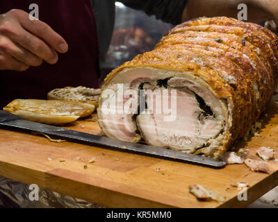 L'alimentation de rue italien, le sandwich avec porchetta Banque D'Images