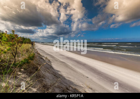 Vue d'une belle plage de sable de la ville de la mer baltique,leba, Pologne Banque D'Images