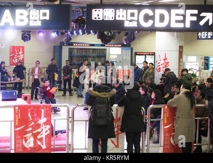 Wuhan, province du Hubei en Chine. Déc 16, 2017. Li Jun fan de la poésie se lit un poème pour passagers à la station de métro de la Place Hongshan à Wuhan, capitale de la province du Hubei en Chine centrale, le 16 décembre 2017. Credit : Yu Pei/Xinhua/Alamy Live News Banque D'Images