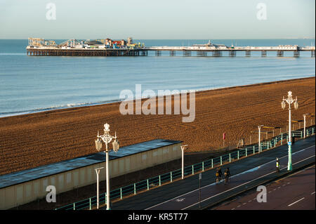 Brighton, East Sussex. Au 18 décembre 2017. Météo britannique. Un froid glacial et clair de commencer la journée à Brighton, East Sussex. Le reste de la journée semble devoir rester ensoleillé. Credit : Francesca Moore/Alamy Live News Banque D'Images