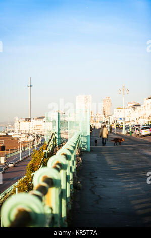 Brighton, East Sussex. Au 18 décembre 2017. Météo britannique. Un froid glacial et clair de commencer la journée à Brighton, East Sussex. Le reste de la journée semble devoir rester ensoleillé. Credit : Francesca Moore/Alamy Live News Banque D'Images