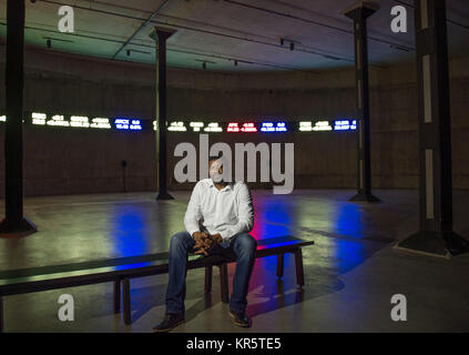 Tate Modern, Londres, Royaume-Uni. Dec 18, 2017. La façon dont vont les choses terrestres, 2017 une expérience multi-canal et l'installation par l'artiste nigérian Emeka Ogboh (photo), est dévoilé. Ce travail est à l'affiche du 18 décembre 2017-4 février 2018 pour la première fois au Royaume-Uni, le remplissage du réservoir est souterrain dans la Blavatnik bâtiment. Le travail présente bourse diffusé en direct de défilement des données le long de la circonférence de la cuve à 25 mètres de rouge, vert et blanc affichage LED. Credit : Malcolm Park/Alamy Live News. Banque D'Images