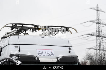 Frankfurt am Main, Allemagne. Dec 18, 2017. Un prototype du nouveau câble camion est illustré à Frankfurt am Main, Allemagne, 18 décembre 2017. Le constructionm le premier essai de route pour camions de câble a commencé en Hesse. Ce qu'on appelle le eHighway sera construit entre l'autoroute A5 entre Langen/Moerfelden et Weiterstadt. Le premier câble spécial camions seront la conduite sur la route à partir de 2019. Credit : Fabian Sommer/dpa/Alamy Live News Banque D'Images