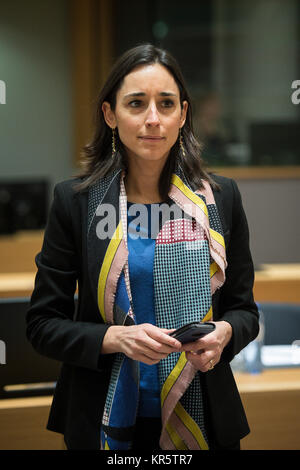 Bruxelles, Bxl, Belgique. Dec 18, 2017. Brune Poirson, Secrétaire d'État auprès du ministre de la transition inclusive et écologiques avant la réunion des ministres de l'énergie au siège du Conseil européen à Bruxelles, Belgique Le 18.12.2017 Les ministres de l'UE chargé de l'énergie sont tenus de signer une série d'initiatives phares conçus pour renforcer la sécurité énergétique et l'utilisation des énergies renouvelables. Par Wiktor Dabkowski Wiktor Dabkowski/crédit : ZUMA Wire/Alamy Live News Banque D'Images