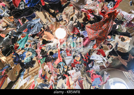 London UK 18 décembre 2017.Une installation artistique intitulé "suspendu" par Arabella Dorman at St James's Church Piccadilly montrant 700 pièces de vêtements appartenant à des réfugiés qui ont été sauvés de l'île grecque de Lesbos sont accrochés pour mettre en surbrillance le réfugié et de lever des fonds pour la Fondation des étoiles. Credit : amer ghazzal/Alamy Live News Banque D'Images