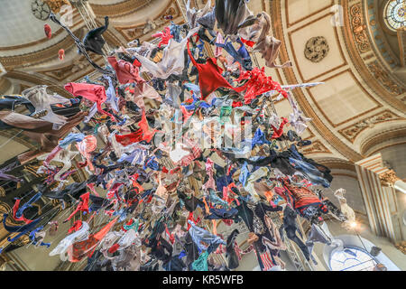 London UK 18 décembre 2017.Une installation artistique intitulé "suspendu" par Arabella Dorman at St James's Church Piccadilly montrant 700 pièces de vêtements appartenant à des réfugiés qui ont été sauvés de l'île grecque de Lesbos sont accrochés pour mettre en surbrillance le réfugié et de lever des fonds pour la Fondation des étoiles. Credit : amer ghazzal/Alamy Live News Banque D'Images