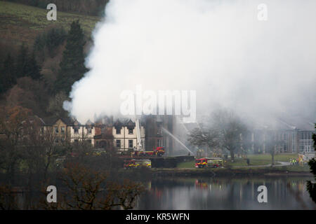 Balloch, Loch Lomond, au Royaume-Uni. Dec 18, 2017. L'hôtel 5 étoiles Cameron House continue de couver pendant 6 heures après l'incendie a éclaté tuant au moins une personne. Credit : ALAN OLIVER/Alamy Live News Banque D'Images