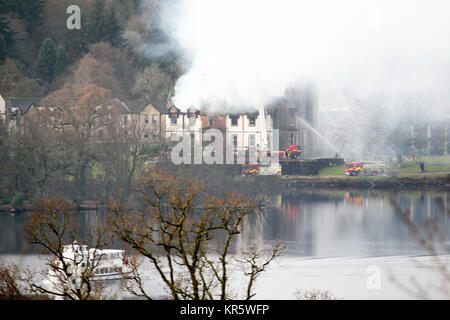 Balloch, Loch Lomond, au Royaume-Uni. Dec 18, 2017. L'hôtel 5 étoiles Cameron House continue de couver pendant 6 heures après l'incendie a éclaté tuant au moins une personne. Credit : ALAN OLIVER/Alamy Live News Banque D'Images