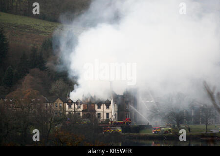 Balloch, Loch Lomond, au Royaume-Uni. Dec 18, 2017. L'hôtel 5 étoiles Cameron House continue de couver pendant 6 heures après l'incendie a éclaté tuant au moins une personne. Credit : ALAN OLIVER/Alamy Live News Banque D'Images