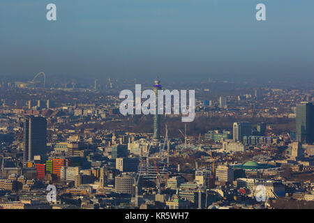 Londres, Royaume-Uni. Dec 18, 2017. Avis de BT Tower et le stade de Wembley sur une froide journée d'hiver ensoleillée mais avec un ciel bleu. Credit : Dinendra Haria/Alamy Live News Banque D'Images